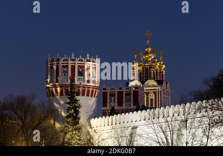 Vue nocturne du monastère de Novodevichy en hiver - site classé au patrimoine mondial de l'UNESCO : tour Nadprudnaya, tour Savvinskaya, église de la Transfiguration Banque D'Images