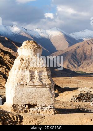 Stupa bouddhiste antique près du monastère de Shey contre les montagnes de l'Himalaya (Ladakh, nord de l'Inde) Banque D'Images