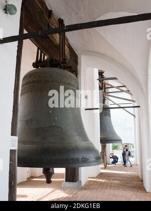 Rostov Veliky, Russie - 12 juin 2015 : groupe de touristes visitant les cloches historiques anciennes (Polielejnyj et Sysoj) aux cathédrales de l'Assution Banque D'Images