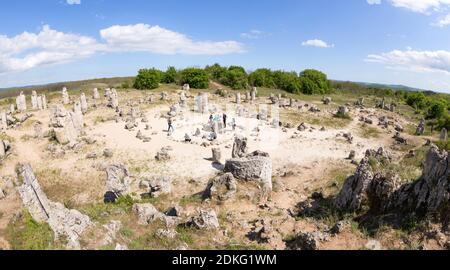 Près de la Varna, Bulgarie - MAI 6: Panorama des touristes en excursion à la Pobiti Kamani (pierres debout, Forêt de pierre) unique roche naturelle Phenomeno Banque D'Images