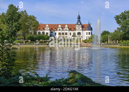 Kurhaus avec étang de cygne à Bad Schmiedeberg, Saxe-Anhalt, Allemagne Banque D'Images