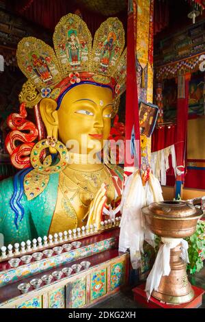 Partie supérieure de la statue géante du Bouddha Maitreya (la plus grande statue du genre au Ladakh, couvrant deux étages du bâtiment) dans le monastère de Thikse ne Banque D'Images