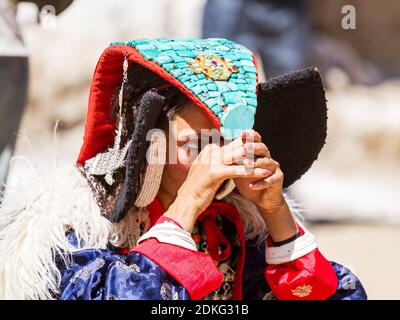 Leh, Jammu-et-Cachemire, Inde - 1er septembre 2012: La femme tribale de Ladakhi avec un regard intense dans les vêtements traditionnels avec le casque familier 'Pear Banque D'Images