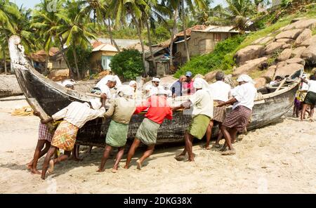 Kovalam, Kerala, INDE - JANVIER 15 : pêcheurs tirant un filet de pêche hors de la mer d'Arabie le 15 JANVIER 2012 à Kovalam, Kerala, Inde. Banque D'Images