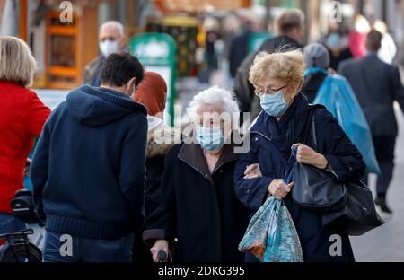 Duisburg, Rhénanie-du-Nord-Westphalie, Allemagne - exigence de masque dans le centre-ville de Duisburg en temps de crise de la couronne pendant la deuxième partie du confinement, les passants avec des masques de protection traversent le marché hebdomadaire sur Koenigstrasse, la principale rue commerçante de la zone piétonne. Banque D'Images