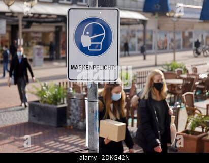 Duisburg, Rhénanie-du-Nord-Westphalie, Allemagne - exigence de masque dans le centre-ville de Duisburg en temps de crise de la couronne pendant la deuxième partie de l'isolement, passe-près avec des masques protecteurs sur Koenigstrasse, la principale rue commerçante de la zone piétonne. Banque D'Images