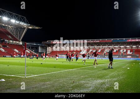 Bristol, Royaume-Uni. 15 décembre 2020. La ville de Bristol est à l'extérieur pour leur prématch d'échauffement. EFL Skybet Championship Match, Bristol City v Millwall au stade Ashton Gate à Bristol, Avon, le mardi 15 décembre 2020. Cette image ne peut être utilisée qu'à des fins éditoriales. Utilisation éditoriale uniquement, licence requise pour une utilisation commerciale. Aucune utilisation dans les Paris, les jeux ou les publications d'un seul club/ligue/joueur. photo de Lewis Mitchell/Andrew Orchard sports Photography/Alamy Live News crédit: Andrew Orchard sports Photography/Alamy Live News Banque D'Images