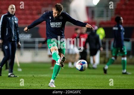 Bristol, Royaume-Uni. 15 décembre 2020. Shaun Hutchinson de Millwall pendant l'échauffement de la premmatch. EFL Skybet Championship Match, Bristol City v Millwall au stade Ashton Gate à Bristol, Avon, le mardi 15 décembre 2020. Cette image ne peut être utilisée qu'à des fins éditoriales. Utilisation éditoriale uniquement, licence requise pour une utilisation commerciale. Aucune utilisation dans les Paris, les jeux ou les publications d'un seul club/ligue/joueur. photo de Lewis Mitchell/Andrew Orchard sports Photography/Alamy Live News crédit: Andrew Orchard sports Photography/Alamy Live News Banque D'Images