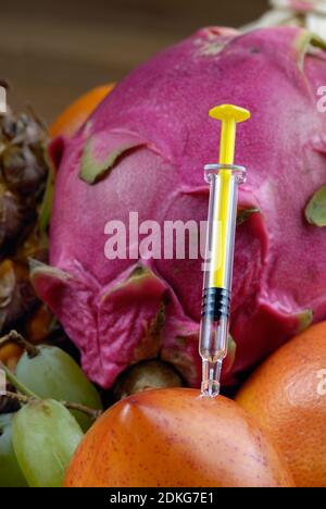 Prendre des vitamines avec seringue de fruits. Banque D'Images