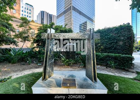 Los Angeles, CA - 26 août 2020 : la cloche de la paix mondiale aux jardins de Maguire, à côté de la succursale CENTRALE DE LA bibliothèque publique au centre-ville. La cloche est moulée Banque D'Images