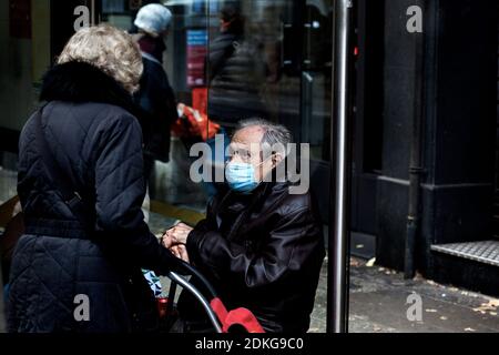 Vieil homme à l'arrêt de bus, Barcelone, Espagne. Banque D'Images