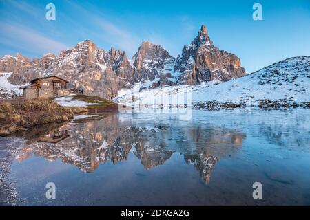 Vue d'hiver de la crête de la Pale di San Martino depuis la cabane Baita Segantini, Primiero e San Martino di Castrozza, col Rolle, Dolomites, Trentin, Italie, Europe Banque D'Images