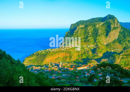 Paysage avec le village de Maderia, montagnes et océan au coucher du soleil. Île de Madère, Portugal Banque D'Images