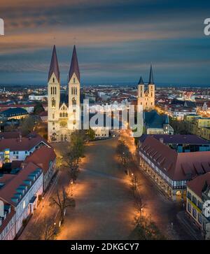 Vieille ville de Halberstadt avec sa célèbre cathédrale gothique, Allemagne Banque D'Images