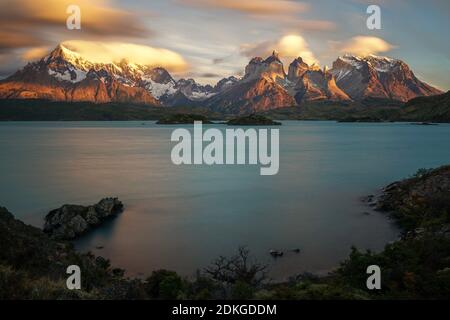 Lever du soleil au parc national Torres del Paine, depuis Lago Pehoé, Patagonie, Chili. Banque D'Images