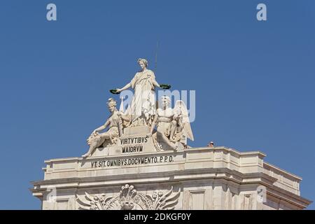 Statue de gloire tenant des lauriers au-dessus de la vaillance et du génie, détail de la porte de la place Praça do Comercio, Lisbonne Banque D'Images
