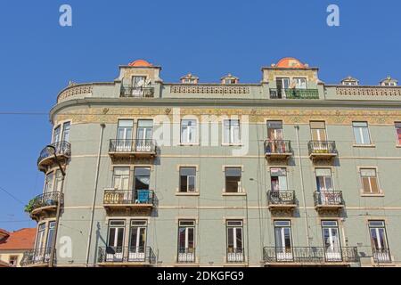 Immeuble d'appartements typiquement portugais décoré d'azulejos Banque D'Images