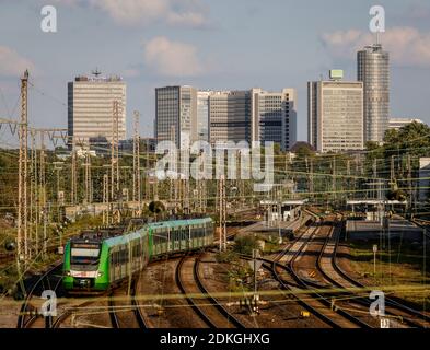 Essen, région de la Ruhr, Rhénanie-du-Nord-Westphalie, Allemagne - panorama sur la ville avec la tour Postbank, le siège d'Evonik et la tour RWE, en face du S-Bahn S1 à Solingen à la station Essen Ouest. Banque D'Images