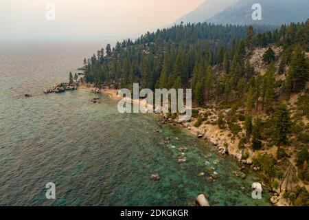 Secret Cove le long du lac Tahoe dans le Nevada avec un ciel voilé en raison des feux de forêt à proximité en Californie. Banque D'Images