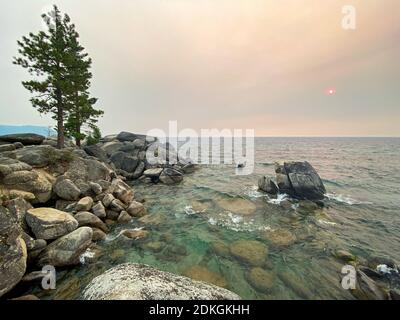 Secret Cove le long du lac Tahoe dans le Nevada avec un ciel voilé en raison des feux de forêt à proximité en Californie. Banque D'Images