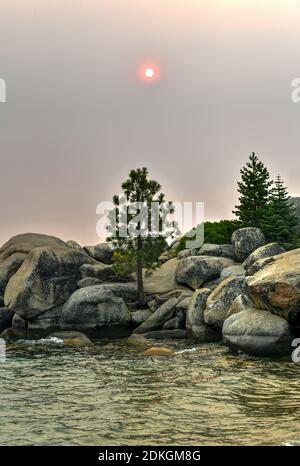 Secret Cove le long du lac Tahoe dans le Nevada avec un ciel voilé en raison des feux de forêt à proximité en Californie. Banque D'Images