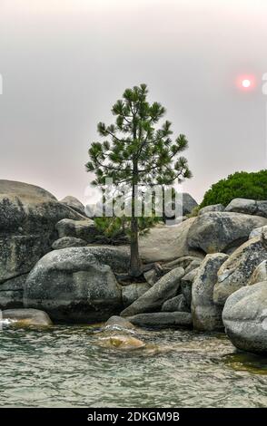 Secret Cove le long du lac Tahoe dans le Nevada avec un ciel voilé en raison des feux de forêt à proximité en Californie. Banque D'Images