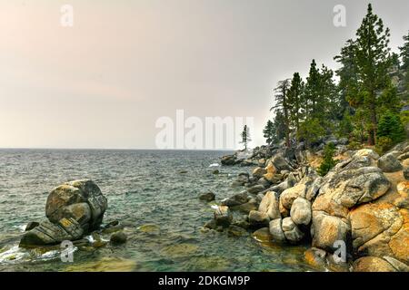 Secret Cove le long du lac Tahoe dans le Nevada avec un ciel voilé en raison des feux de forêt à proximité en Californie. Banque D'Images