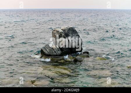 Secret Cove le long du lac Tahoe dans le Nevada avec un ciel voilé en raison des feux de forêt à proximité en Californie. Banque D'Images