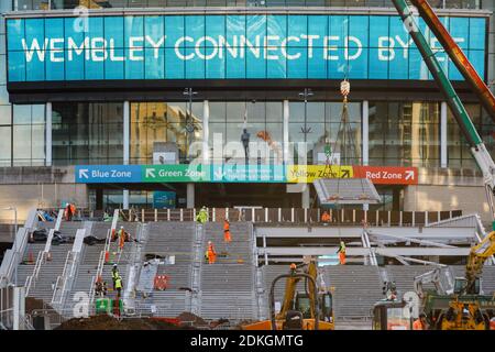 Stade Wembley, Wembley Park, Royaume-Uni. 15 décembre 2020. La construction se poursuit au stade Wembley où des modules de pas en béton précoulé sont mis en place. Les étapes olympiques, qui remplaceront la voie de passage récemment démolie, emportera les visiteurs de la voie olympique au niveau de la billetterie et du hall.pour en savoir plus sur le projet, visitez le site www.wembleypark.com/olympicsteps. Amanda Rose/Alamy Live News Banque D'Images