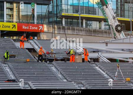 Stade Wembley, Wembley Park, Royaume-Uni. 15 décembre 2020. La construction se poursuit au stade Wembley où des modules de pas en béton précoulé sont mis en place. Les étapes olympiques, qui remplaceront la voie de passage récemment démolie, emportera les visiteurs de la voie olympique au niveau de la billetterie et du hall.pour en savoir plus sur le projet, visitez le site www.wembleypark.com/olympicsteps. Amanda Rose/Alamy Live News Banque D'Images