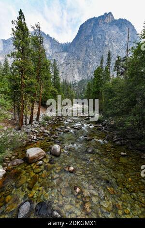 South Fork Kings River dans le parc national de Kings Canyon, Californie. Banque D'Images