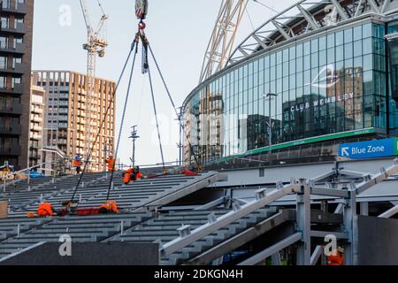 Stade Wembley, Wembley Park, Royaume-Uni. 15 décembre 2020. La construction se poursuit au stade Wembley où des modules de pas en béton précoulé sont mis en place. Les étapes olympiques, qui remplaceront la voie de passage récemment démolie, emportera les visiteurs de la voie olympique au niveau de la billetterie et du hall.pour en savoir plus sur le projet, visitez le site www.wembleypark.com/olympicsteps. Amanda Rose/Alamy Live News Banque D'Images