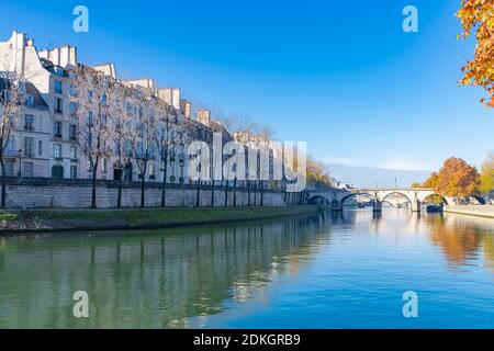 Paris, ile Saint-Louis, belles maisons quai d’Anjou, avec le pont Marie Banque D'Images