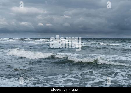 Mer Baltique orageux, image symbole, nuages, vent, tempête, vagues Banque D'Images