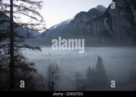 Lac d'air froid avec brume matinale Banque D'Images