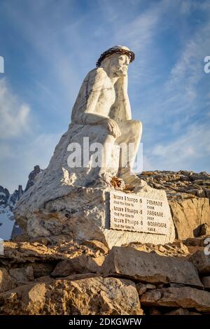 Italie, Trentin, Dolomites. Le Cristo Pensante (penser le Christ) sur le sommet du mont Castellazzo près du col de Rolle Banque D'Images