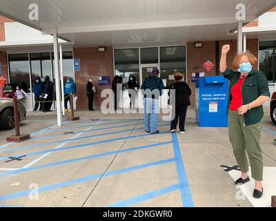 Savannah, Géorgie, États-Unis. 15 décembre 2020. L'électeur de Géorgie, Gail Toffee, lève la main en hommage après avoir laissé son bulletin de vote absent dans la boîte de dépôt. Crédit : Sue Dorfman/ZUMA Wire/Alay Live News Banque D'Images