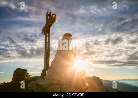 Italie, Trentin, Dolomites. Le Cristo Pensante (penser le Christ) sur le sommet du mont Castellazzo près du col de Rolle Banque D'Images