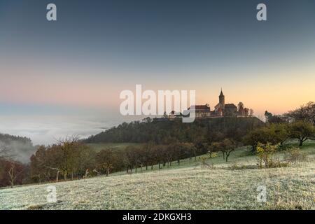 Lever de soleil sur Leuchtenburg avec brouillard sur la vallée de la Saale. Banque D'Images