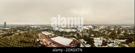 Vue panoramique sur Munich en hiver enneigé, capturée comme une antenne du magnifique parc de la ville bavaroise Banque D'Images