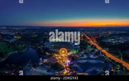 Munich en bavière d'en haut avec une vue impressionnante au coucher du soleil sur le parc olympique. Banque D'Images