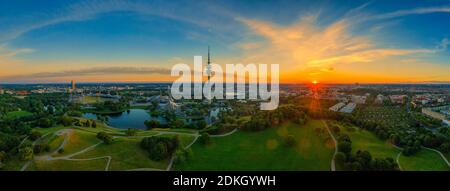 Munich, bavière. Lever de soleil impressionnant au-dessus du populaire parc olympique avec sa tour et son stade à l'été 2020 Banque D'Images