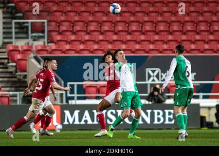 Bristol, Royaume-Uni. 15 décembre 2020. Jed Wallace de Millwall (Centre R) en action contre Han-Noah Massengo de Bristol City (Centre L). EFL Skybet Championship Match, Bristol City v Millwall au stade Ashton Gate à Bristol, Avon, le mardi 15 décembre 2020. Cette image ne peut être utilisée qu'à des fins éditoriales. Utilisation éditoriale uniquement, licence requise pour une utilisation commerciale. Aucune utilisation dans les Paris, les jeux ou les publications d'un seul club/ligue/joueur. photo de Lewis Mitchell/Andrew Orchard sports Photography/Alamy Live News crédit: Andrew Orchard sports Photography/Alamy Live News Banque D'Images