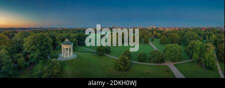 Vue sur Munich, depuis le temple de Monopteros, dans le jardin anglais, en Allemagne. Banque D'Images