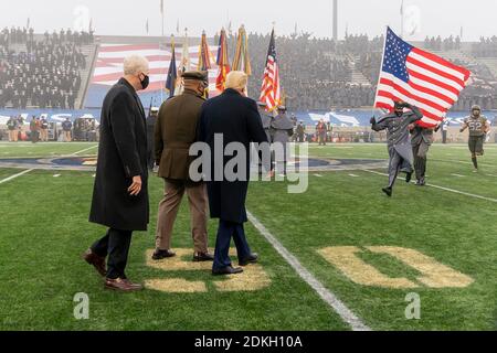 Le président américain Donald Trump se rend sur le terrain avec le président des chefs interarmées, le général Mark Milley, au centre, et le secrétaire à la Défense par intérim, Chris Miller, à gauche, au début du 121e match de football de la Marine militaire au Michie Stadium le 12 décembre 2019 à West point, New York. Les Chevaliers noirs de l'Armée de terre ont fermé les midshipmen de la Marine 15-0. Banque D'Images