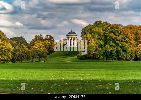 Belle journée à l'automne dans un parc verdoyant à Munich. Banque D'Images