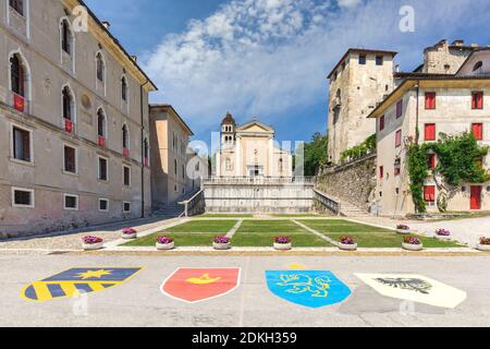 Italie, Vénétie, Belluno, le centre historique de Feltre avec les quatre armoiries des quartiers du palio, l'église Saint-Roch et le château d'Alboin Banque D'Images