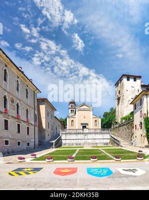 Italie, Vénétie, Belluno, Dolomites, le centre historique de Feltre avec les quatre armoiries des quartiers du palio, l'église Saint-Roch et le château d'Alboin Banque D'Images