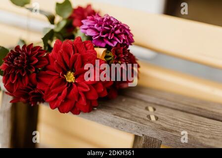 Bouquet Dahlia, échelle en bois, banc de jardin Banque D'Images