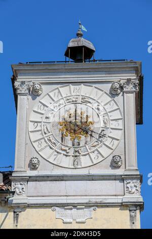 Italie, Vénétie, Belluno, Dolomites, détail de la Tour de l'horloge du Palazzo dei Rettori avec les signes du zodiaque Banque D'Images